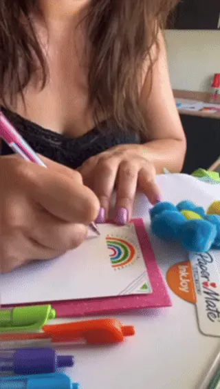 Creadora de contenido dibujando con plumones Paper Mate