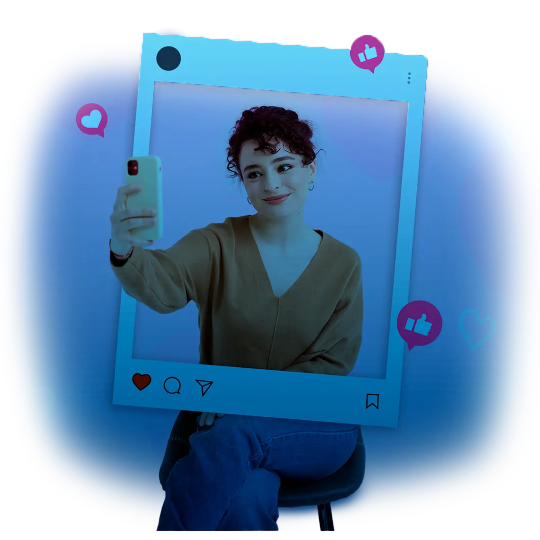 Creadora de contenido tomándose una selfie dentro de un marco de redes sociales